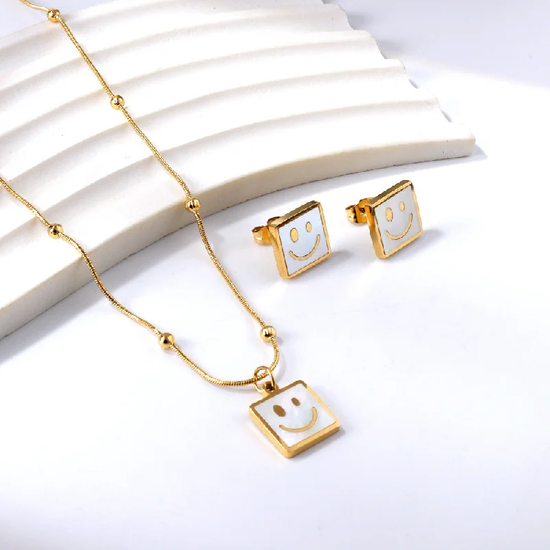 Square White Shell with Smiley Face Set Golden Se25530ag